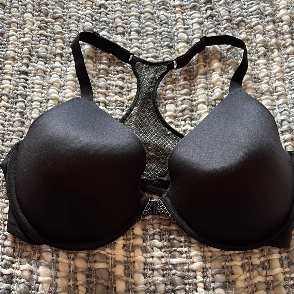 Maidenform Black Bra. Smooth Molded Cups. Front closure. 38D EUC.